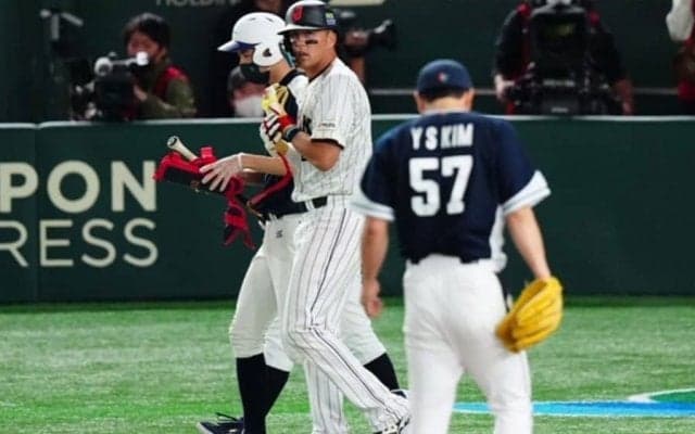 ヌートバー、韓国左腕からの死球で一触即発　投手をギロりと睨みつけ…場内騒然