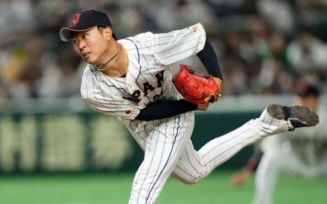 打者膝つき空振り「誰も打てん」　侍20歳の“高速魔球”に日米震撼「えげつない」