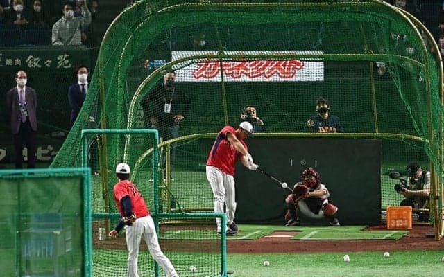 大谷翔平の“看板直撃弾”にヌートバー大興奮　熱い抱擁に「楽しそうな仲良しさん」