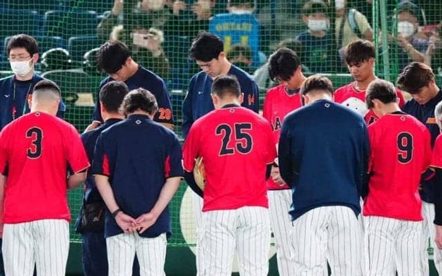 侍ナイン、練習前にグラウンドで黙とう　輪になって思い、被災した佐々木朗希が先発