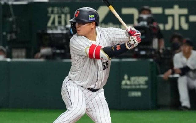 村上宗隆に“噛み噛み”アナウンス　「ムラカミ・ムネアカ」の英語紹介…ドーム笑顔