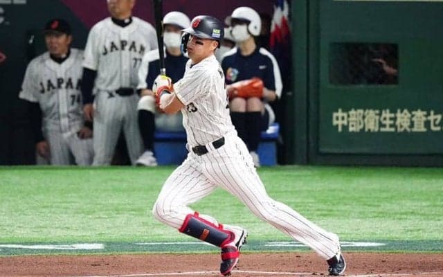侍Jが大苦戦…チェコの超ファインプレーに場内喝采　鮮やか空中スローで安打阻止