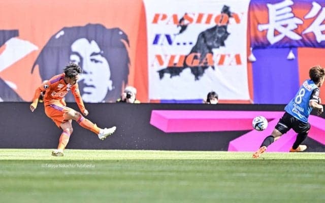 「日本代表に欲しい」「天才！」新潟MF伊藤涼太郎の川崎を撃破した「ニアぶち込みゴール」が大絶賛！ PA外からねじ込んだ豪快シュート