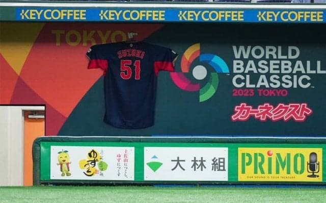 侍ベンチの誠也ユニに「無敵」ハチマキ　負傷箇所に“イタズラ”…テープで貼り付け