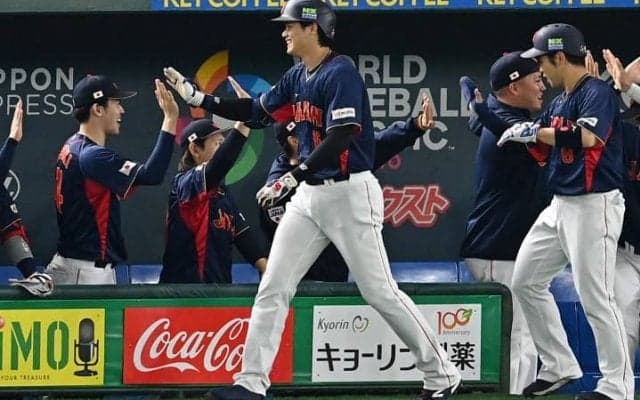 侍ジャパン、大谷翔平の“看板直撃弾”に米メディアも興奮「オオタニは自分の看板に向かって打った！」