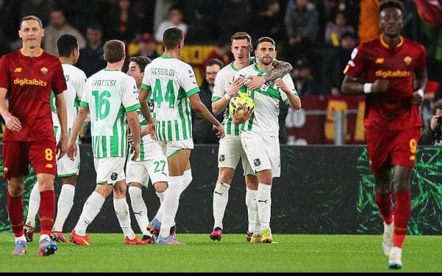 クンブラ愚行退場のローマ、ザレフスキ＆ジニ初弾で追いすがるも好調サッスオーロに屈する…《セリエA》