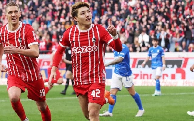 「とんでもないゴール」「マジですごいわ」堂安律が19試合ぶりに大仕事！土壇場決勝点はスライディングボレー「スーパーゴールきた！」