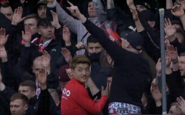 決勝ゴールのヒーロー、堂安律　試合後スタンドでサポーターと共に劇的勝利を祝う！ チームメイト達も総出で勝利の立役者を讃える