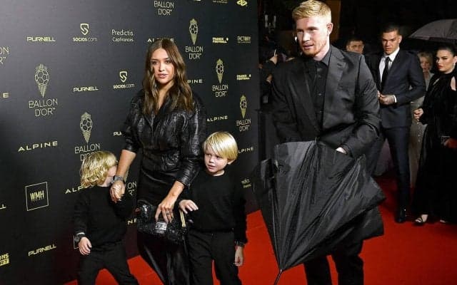 「いい家族写真」デ・ブライネの長男が7歳に！誕生日の肩車写真が反響拡大「ふくらはぎがすごい」「彼もいいパスを供給するのかな」