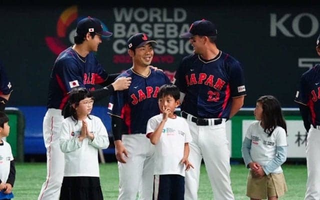 大谷翔平も思わず笑顔…ヌートバーの“顎クイ”　ムード演出の作戦に「私と変わって！」