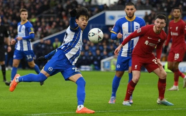 「サッカー界の新たな“スター”」FAカップ公式が三笘薫をポスターに起用「すごい注目度」「壁紙にしようかしら」