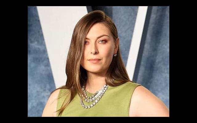  シャラポワ、ドレス姿で出席 