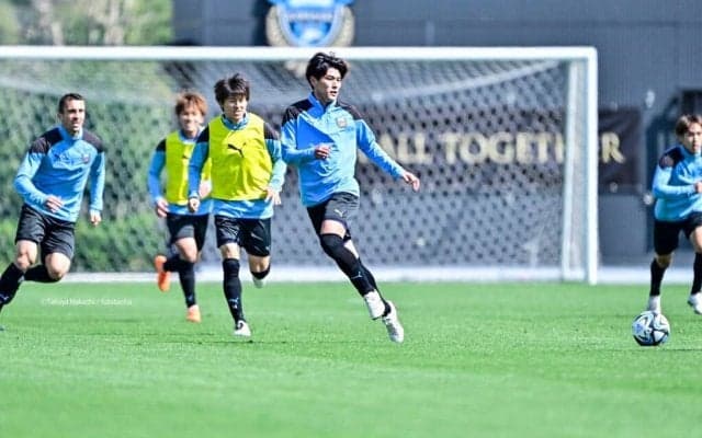 川崎、緊急復帰のDF田邉秀斗がゲーム形式の練習でCBと左SBで連携確認！ 小林悠＆登里享平が完全合流で、ダミアンもシュート練習に参加…2トップなど複数布陣試す