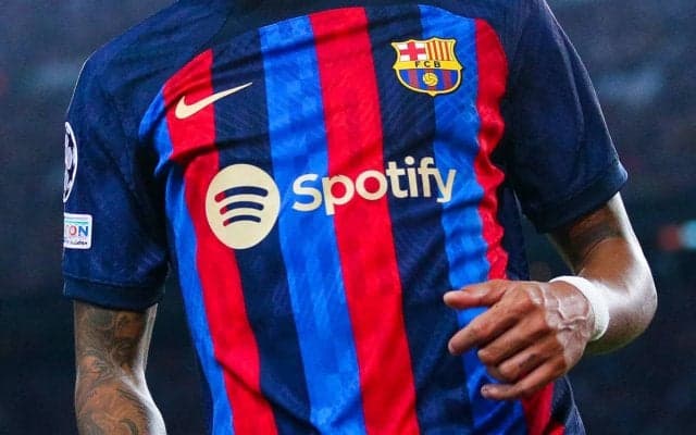 バルセロナがレアルとの男女クラシコで特別ユニ着用、世界的女性シンガー“ロザリア”のロゴ入りに