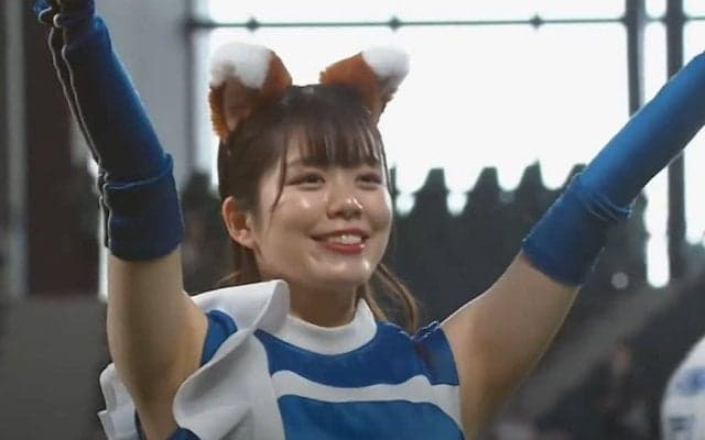 “しっぽフリフリ”に大接近…新球場での「きつねダンス」が「もはやアイドル」