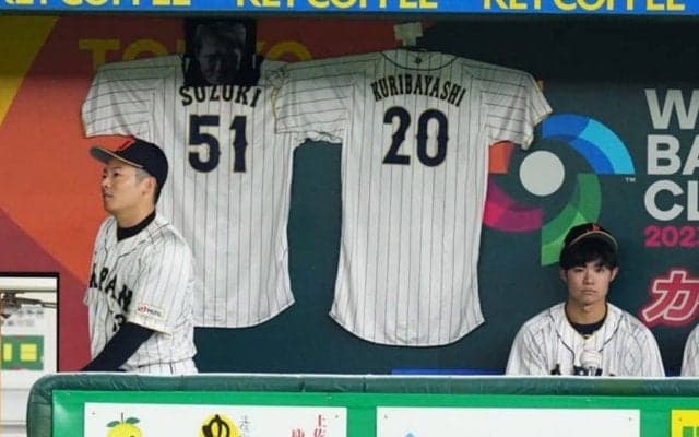 侍J、ベンチの誠也ユニに“イタズラ”…衝撃の変顔が登場、離脱した栗林も追加され団結