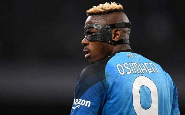 「信じられない高さ」「ロナウドよりも跳んでる」“身体能力お化け”オシムヘンが跳躍力を発揮！あまりの高さに同僚も口あんぐり