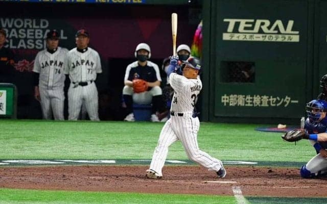 吉田正尚が“完璧”WBC初アーチ　場内総立ち…大谷翔平も笑顔でペッパーミルポーズ