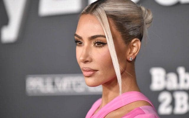 「負けた理由がわかった」有名セレブモデルがアーセナル戦をスタンド観戦も敗因と揶揄される？ PK戦ではしっかり応援