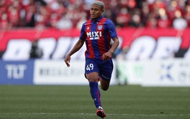 「やばいです笑」日本代表初選出の21歳SBがはにかみ顔！FC東京の面々から祝福され、\"先輩兼ライバル\"長友佑都とのツーショットも