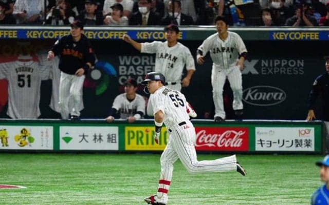 村神様の快音に大絶叫が「泣ける」　生観戦の全力助っ人に「これがヤクルトの輪」