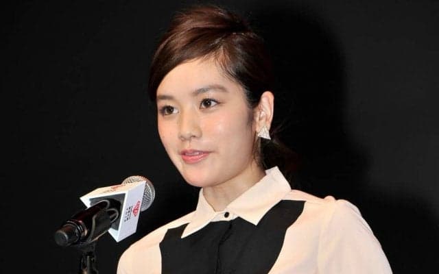 「可愛すぎ」女優・筧美和子が三笘薫の試合を生観戦した「クラブニット帽の着用姿」公開！ ビール片手の姿を披露する