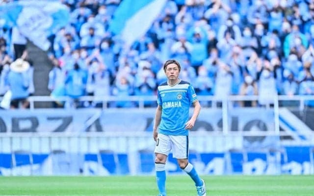 「かわいいです」「素敵」美人すぎるサポーターが父親と訪れた「J観戦ショット」公開！ ユニフォームを着用してチームを応援すると、隣席にはまさかの知り合いが