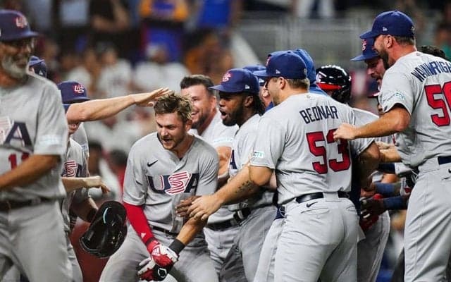 米国が劇的大逆転で4強に進出　ターナーが8回に満塁弾…273億円打線が底力発揮