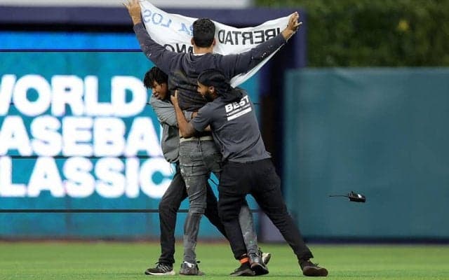 WBC準決勝で2度目の観客乱入　グラウンド走り回るも転倒、取り押さえられる