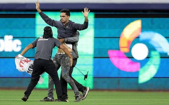 WBC準決勝で観客乱入のハプニング　取り押さえられるも…試合は一時中断で場内騒然