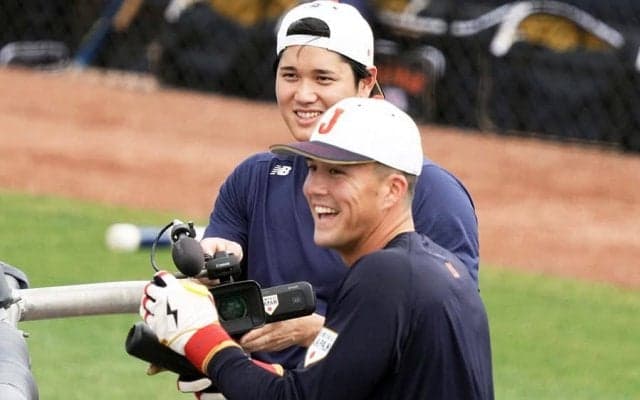 カメラを構える大谷翔平が「楽しそう」　村上をニヤニヤ撮影「おちゃめでかわいい」
