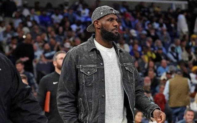 レブロンが右足負傷で離脱して約3週間…レイカーズ指揮官は今季中の復帰を予想