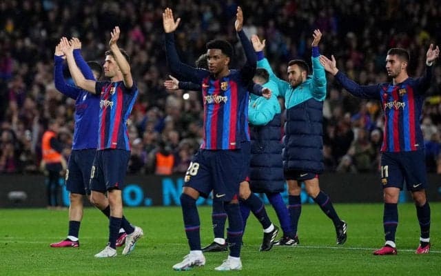 「君が恋しいよ」なぜそこに？クラシコ勝利後のバルサ選手と満面の笑みで2ショットの意外な人物「心はまだバルサだ」