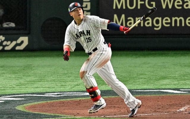 侍ジャパン・岡本和真がMLBの元三冠王と2ショットも、サッカーファンは意外な服装に視線「なんでユニ着てるんだ」「サポーターに見える」