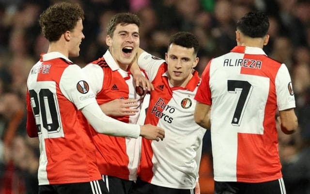 街が炎で赤く染まる!!　アヤックスとの首位攻防戦制したフェイエノールト、選手バスをファンが激烈歓迎「王者になればすべてが燃える」