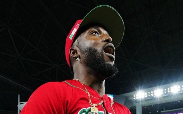 岡本、柵越え寸前の大飛球も…スーパープレーに阻まれ呆然　超絶美技に場内大歓声