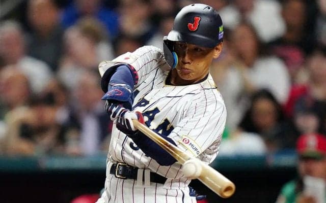 吉田正尚、値千金の同点3ラン！　侍ベンチ大熱狂…右翼ポール際に右手1本で運ぶ