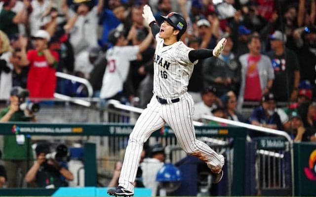【WBC】大谷翔平、ヘルメットを飛ばして激走二塁打　村上宗隆の劇的逆転サヨナラ打を呼び込む