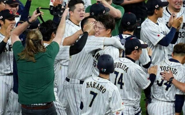 村上宗隆、びしょ濡れで喜び堪能「寒い」　劇的打に「期待に応えられてよかった」