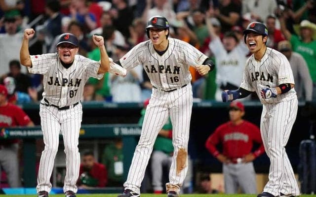 【WBC】吉田正尚の同点3ランに大谷翔平らが歓喜爆発　侍ジャパンの手荒い祝福に吉田はニコリ