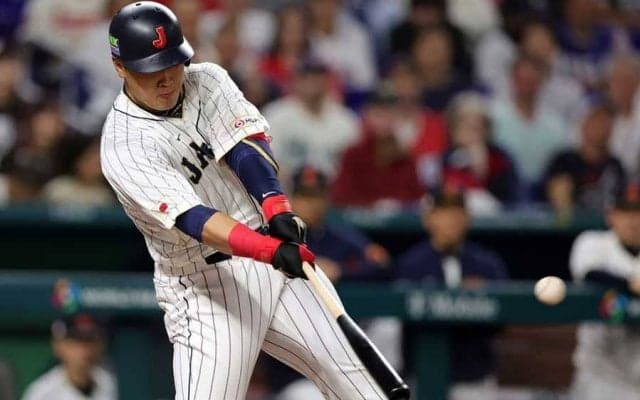 岡本和真、米国突き放す貴重なソロ　恐怖の下位打線健在…侍ベンチ狂喜乱舞