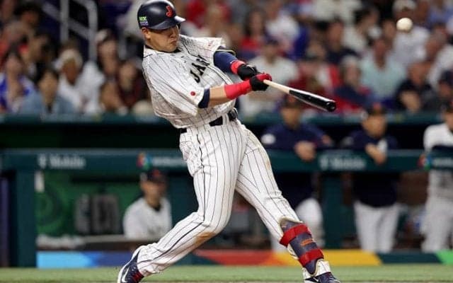 岡本和真がソロ本塁打で追加点！村上宗隆との“アベックアーチ”にＭＬＢ公式は「サムライパワーだ！」