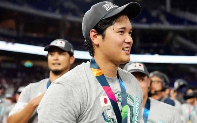 大谷翔平、歓喜のシャンパンで“年下から一斉洗礼”　カメラマンにも無邪気に“攻撃”