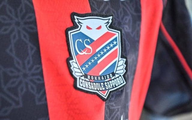 「この感じ最高」「チームJAPANだね!」J1札幌の選手が侍ジャパンの野球世界一を喜ぶ瞬間に、ファンから歓喜＆共感の声！ 練習終わりの半裸観戦姿が話題に