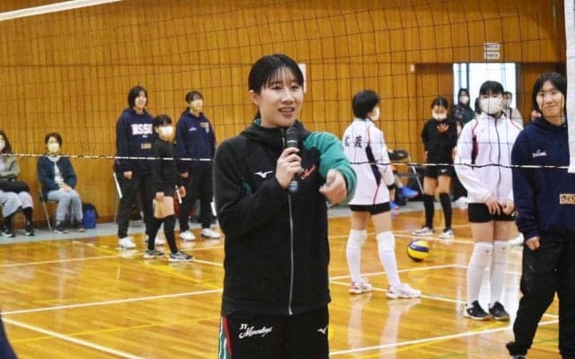 小幡真子さんが小中学生向けバレー教室に登場