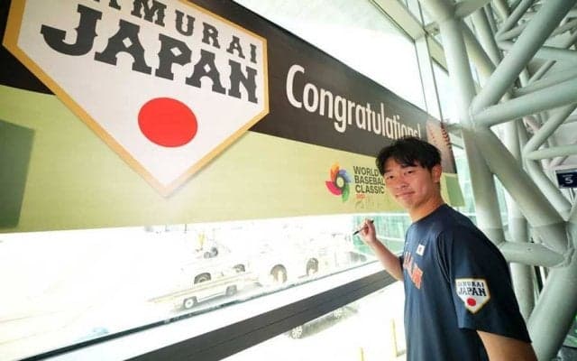 激闘終え…侍チャーター機は“粋な出迎え”　空港でのモテモテ記念撮影が「ツボでした」