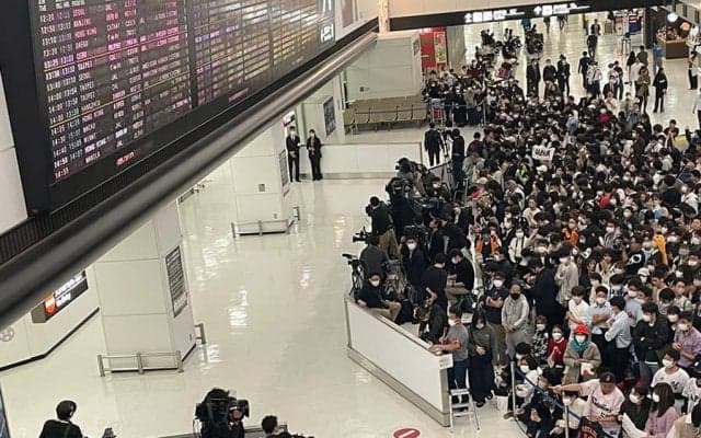 世界一の侍戦士が帰国　到着の成田に1000人近いファン集結、ユニホーム掲げ大熱狂