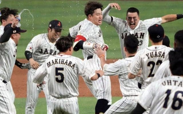 世界一繋げた「30人のランナーコーチ」　劇的サヨナラの裏にベンチ総出の“腕グルグル”