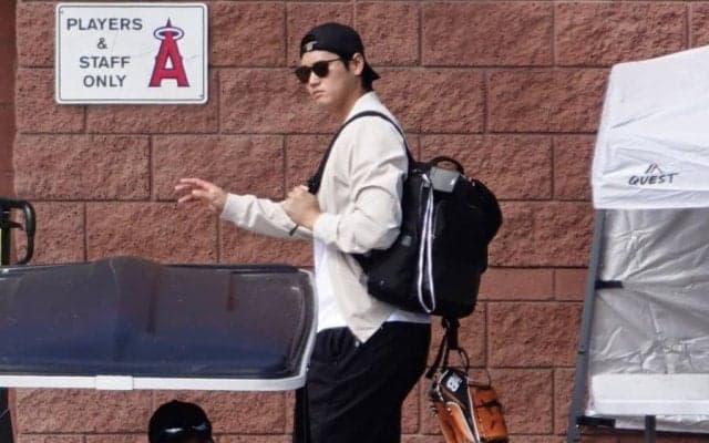 【MLB】大谷翔平、サングラス姿でエ軍帰還　ファン声援に右手で応える、キャンプ休養日も調整