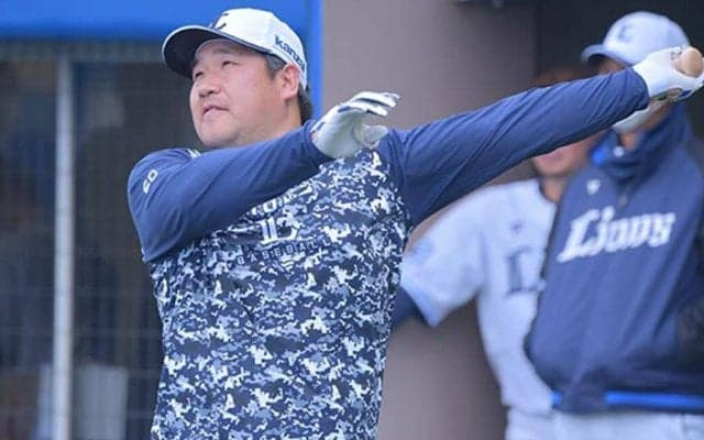 渡辺GMも高評価「上手いね！」　おかわり君の打球を“美キャッチ”したカフェ店員